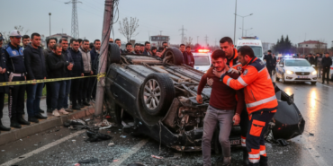 Bafrada otomobil aydinlatma diregine carparak devrildi 1 yarali gemini