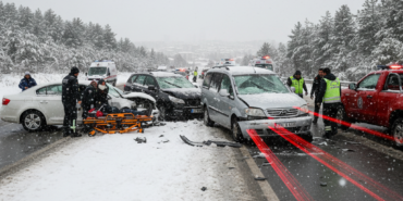 Samsunda Karli Yolda Zincirleme Kaza 4 Arac Carpisti 5 Yarali gemini