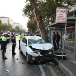 Samsunda korkutan kaza Otomobil durak ve agaca carparak ezildi gemini