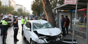 Samsunda korkutan kaza Otomobil durak ve agaca carparak ezildi gemini