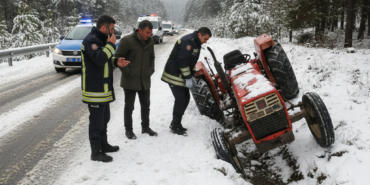 Tekkekoyde Traktor Sarampole Yuvarlandi Kar Kazaya Sebep Oldu gemini
