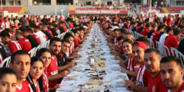 Samsunsporlu Taraftarlar Stat Onunde Iftar Sofrasinda Bulustu gemini