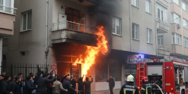 Bafrada 4 Katli Binada Elektrik Panosu Yangini Panik Yaratti gemini