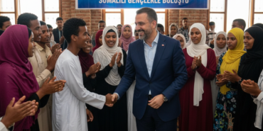 Baskan Ibrahim Sandikci Mogadisuda Somalili Genclerle Bulustu gemini