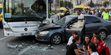 Samsunda halk otobusu ile otomobil carpisti 9 yarali O anlar kamerada gemini