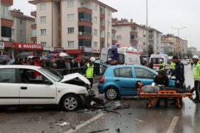 Samsun Canikte ayni bolgede pes pese kazalar 2 yarali gemini