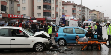 Samsun Canikte ayni bolgede pes pese kazalar 2 yarali gemini