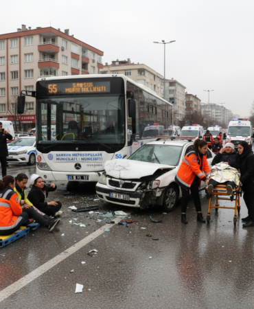 Samsunda halk otobusu ile otomobil carpisti 9 kisi yaralandi gemini