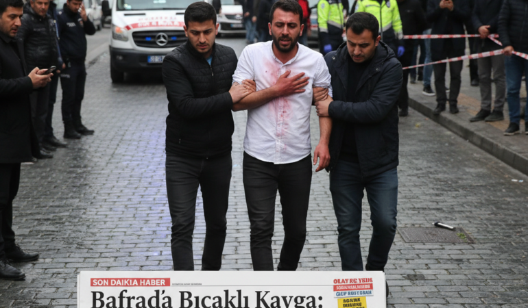 Bafrada Bicakli Kavga Gogsunden Yaralanan Sahis Agir Yaralandi gemini